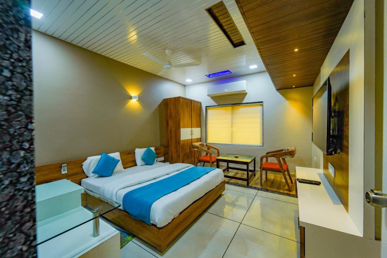 Hotel The Nest Residency Ahmedabad Exterior foto